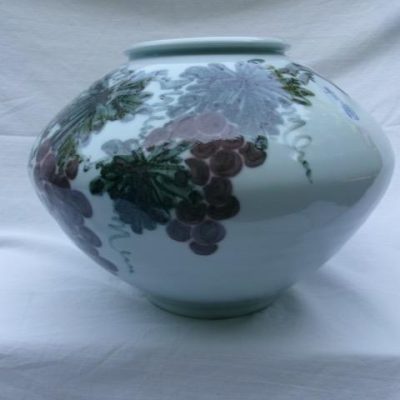 HC-011 — Grape-Motif Chinese Decorative Vessel (view 2)