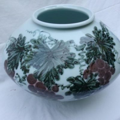 HC-011 — Grape-Motif Chinese Decorative Vessel (view 8)